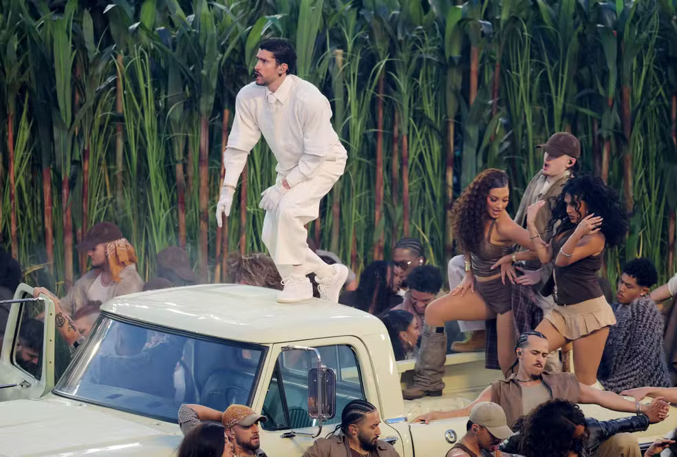 Bad Bunny agita intervalo do Super Bowl com show de valorização à cultura latino-americana