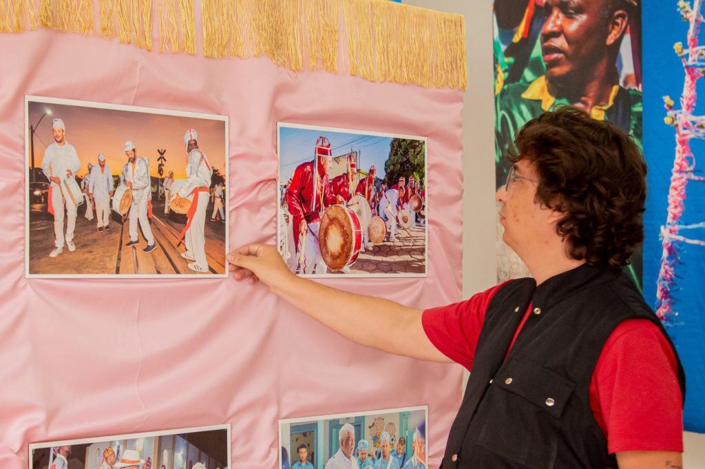 Lucas Machado destaca as congadas em exposição fotográfica na Vila Cultural Cora Coralina, em Goiânia/GO