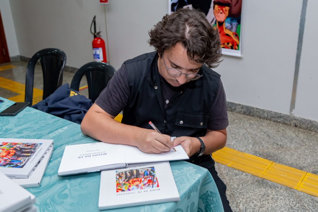 Lucas Machado relança livro “Ritmo da Fé” na UFCAT em comemoração aos 40 anos do curso de Letras