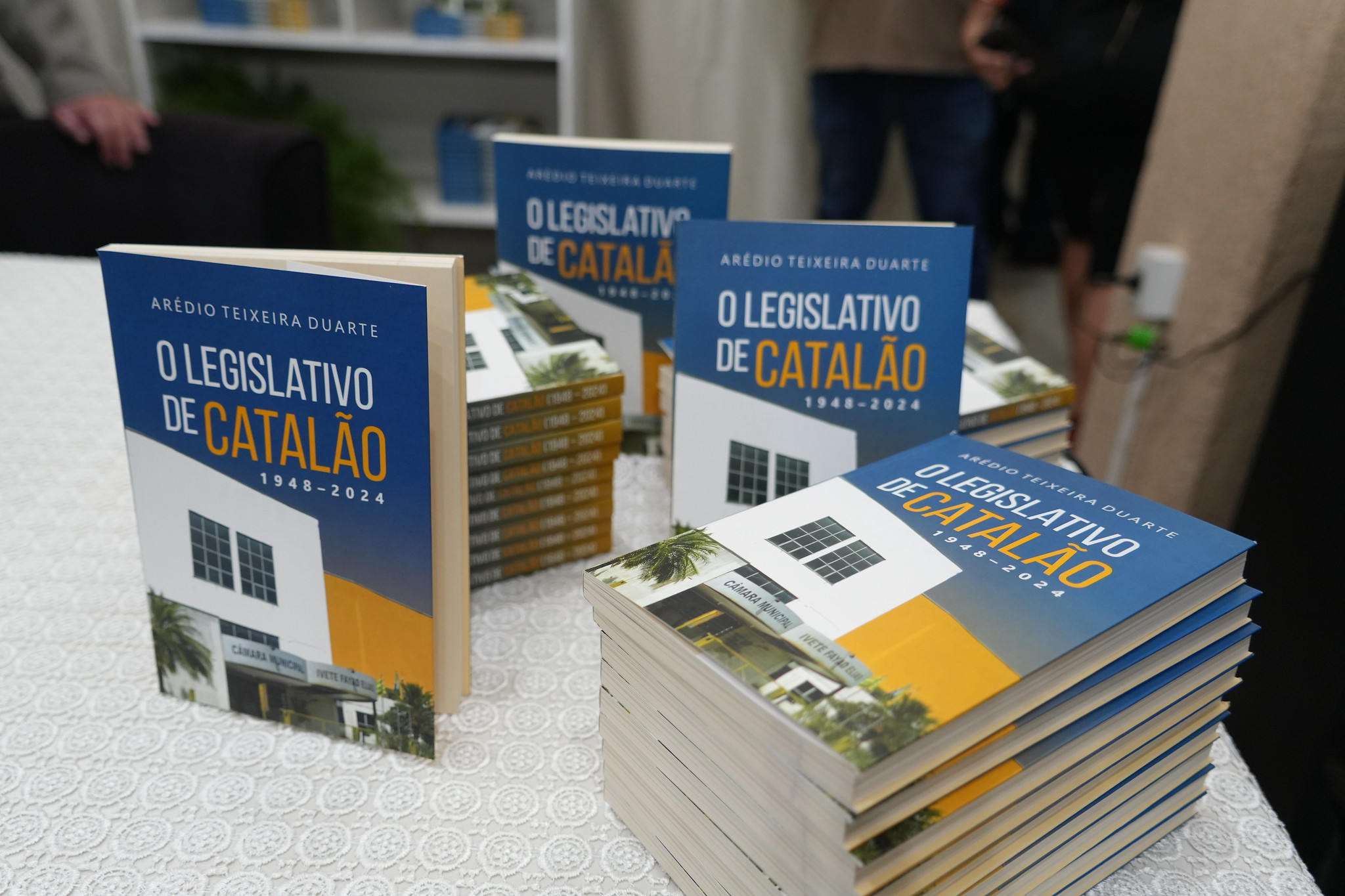 Lançamento de livro resgata a história do Legislativo e reúne autoridades em Catalão