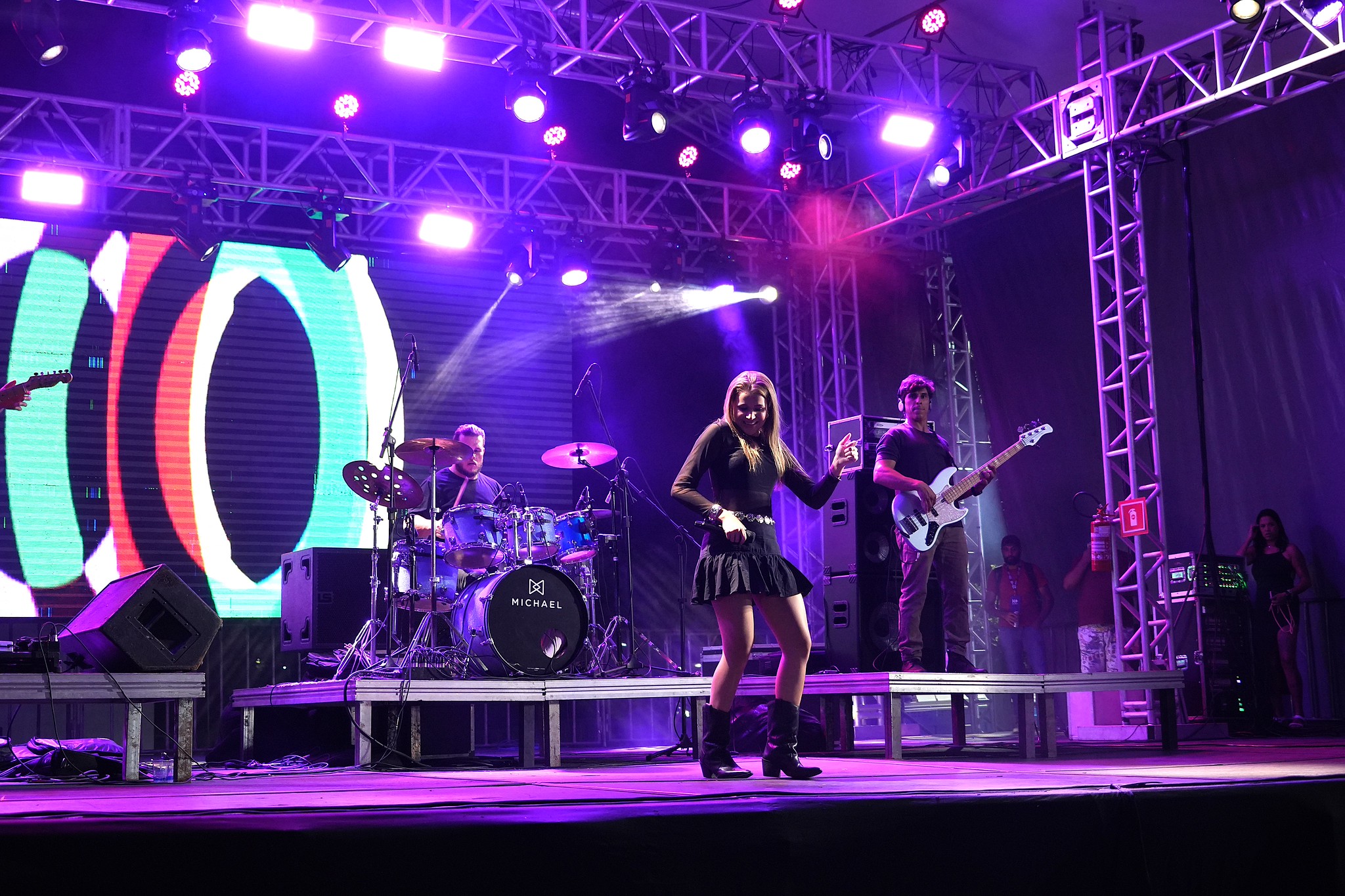 Show de Amanda Letícia e Banda marca a noite de sábado na Feira do Chocolate; evento é prorrogado para este domingo