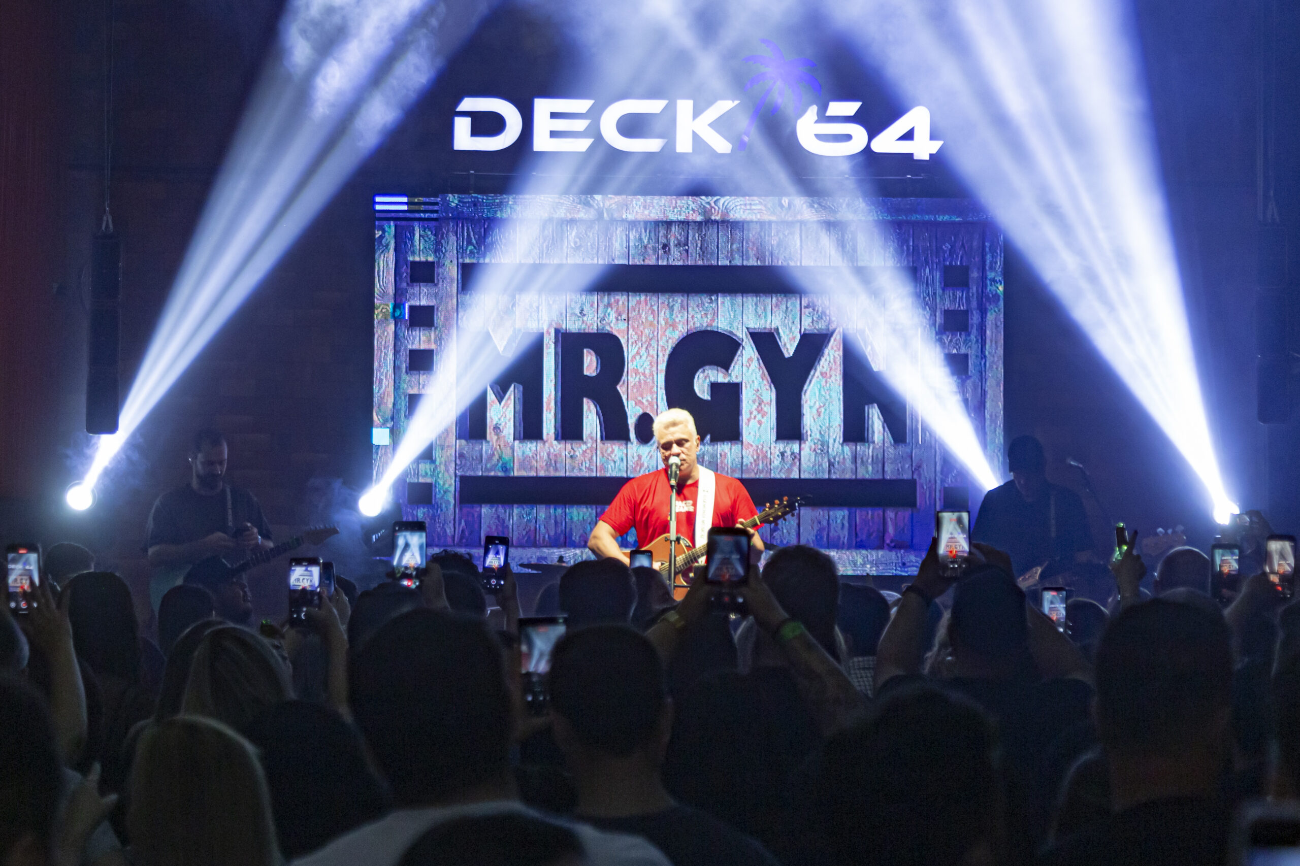 Mr Gyn levanta o público no Deck 64 em noite de nostalgia e energia em Catalão