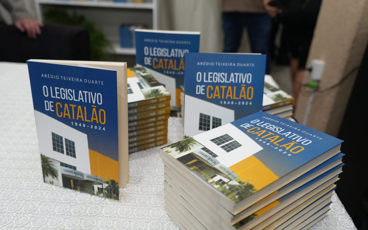 Lançamento de livro resgata a história do Legislativo e reúne autoridades em Catalão