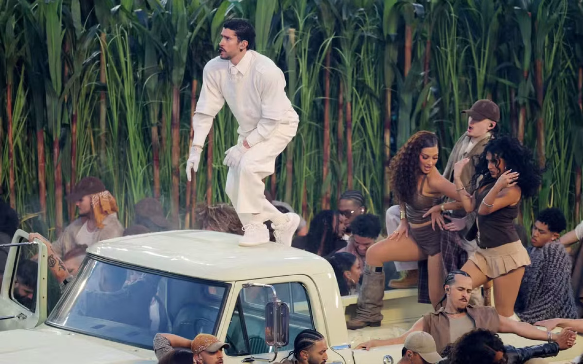 Bad Bunny agita intervalo do Super Bowl com show de valorização à cultura latino-americana