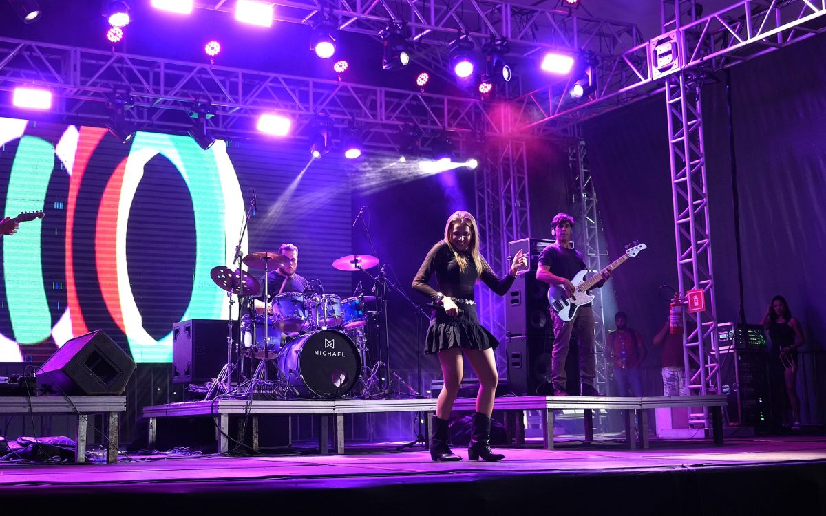 Show de Amanda Letícia e Banda marca a noite de sábado na Feira do Chocolate; evento é prorrogado para este domingo