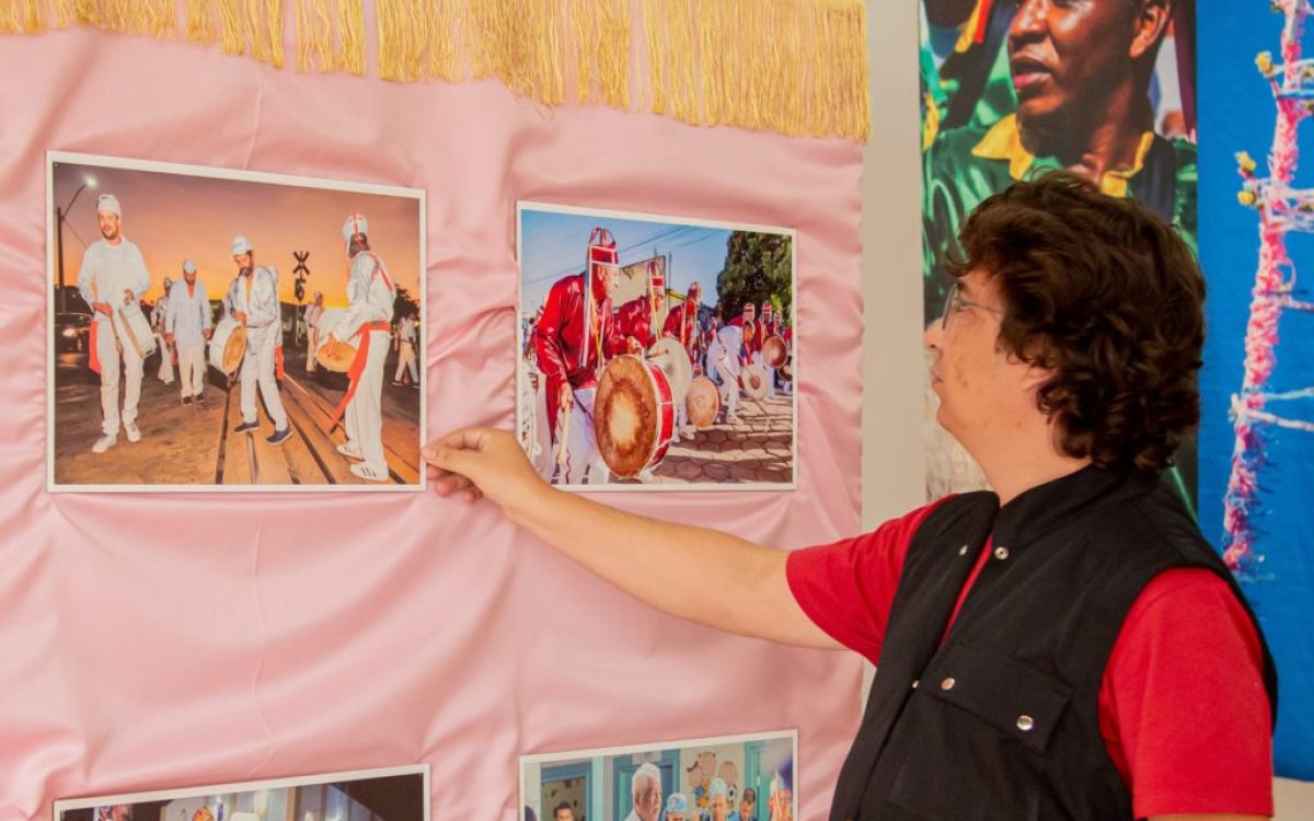 Lucas Machado destaca as congadas em exposição fotográfica na Vila Cultural Cora Coralina, em Goiânia/GO