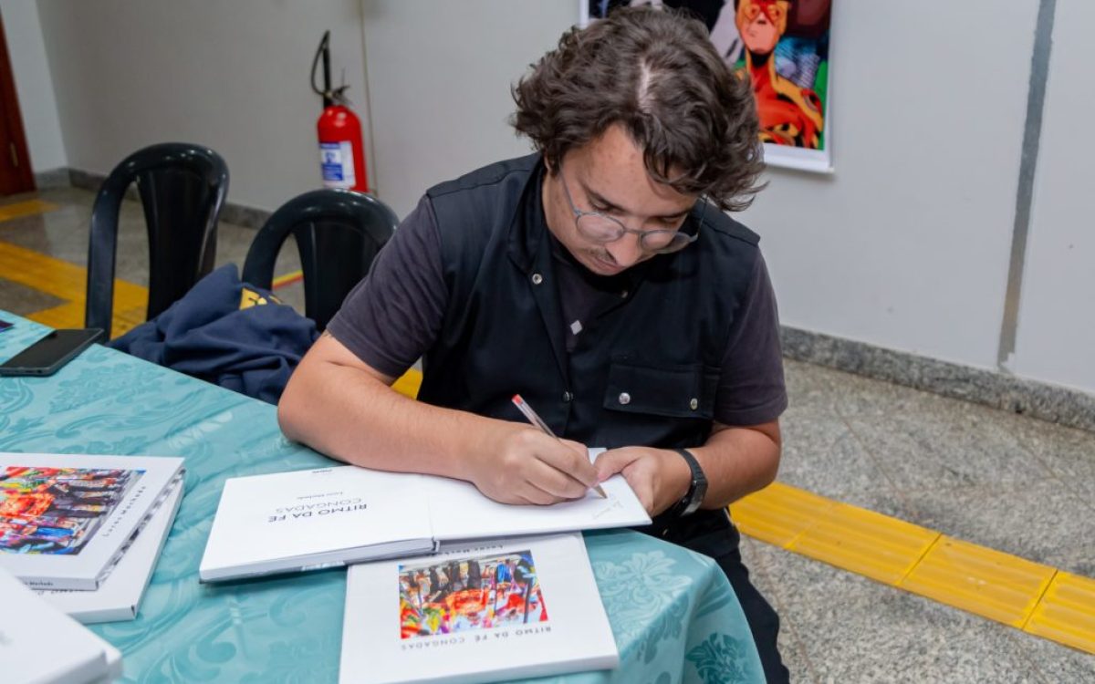 Lucas Machado relança livro “Ritmo da Fé” na UFCAT em comemoração aos 40 anos do curso de Letras